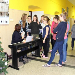 Zpívání u vánočního stromečku