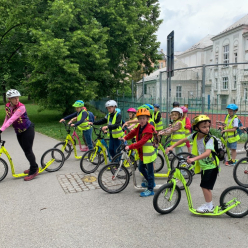 Družinový koloběžkový výlet